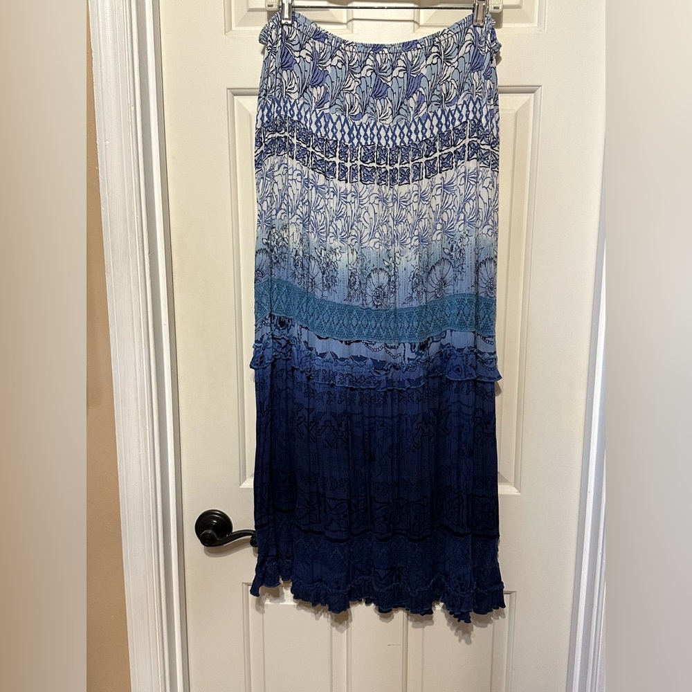 S29 Dress Barn Blue Gradient Maxi crinkle Skirt w/shades of blue size large.